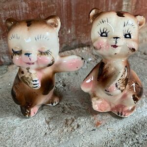 Vintage kitten salt and pepper shaker
